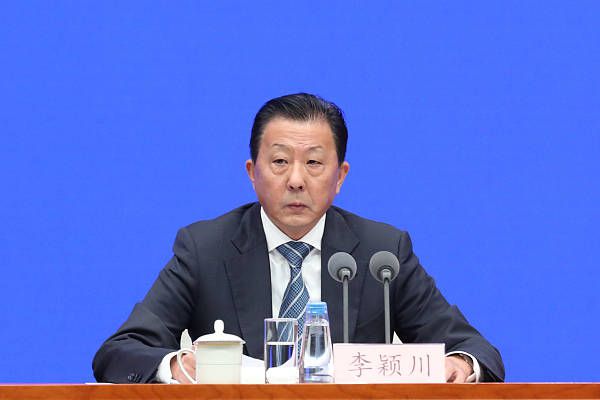 　　先前其实不看好冯德伦领军的一干人，前期宣扬红旗招展、锣鼓喧天，标语喊得比谁都响。